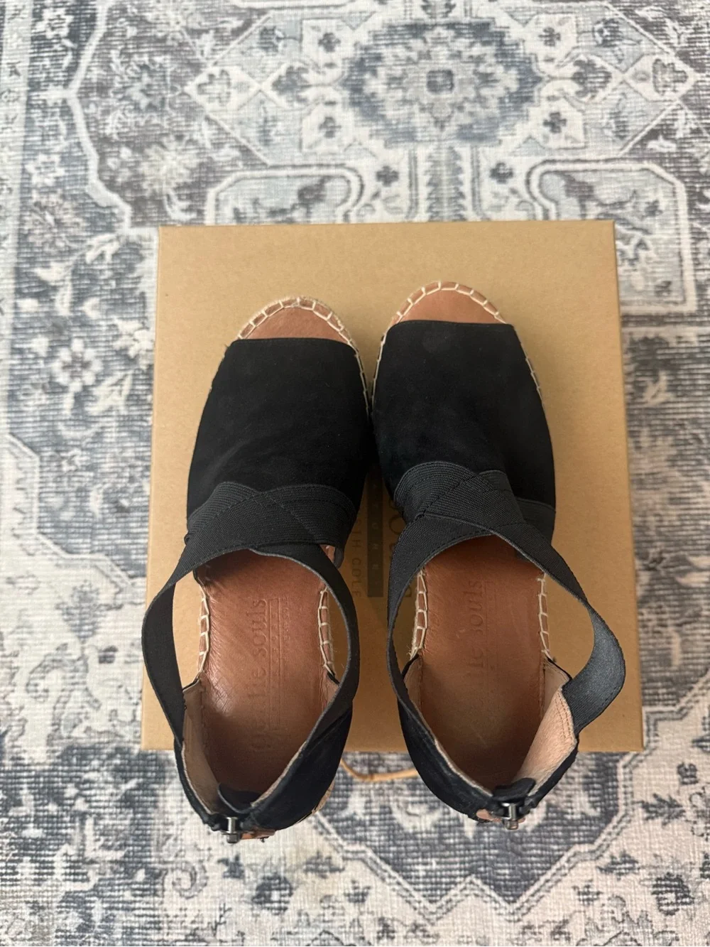 • Gentle Souls/Kenneth Cole • Colleen Cross Elastic Strap Wedge • Black • 9M